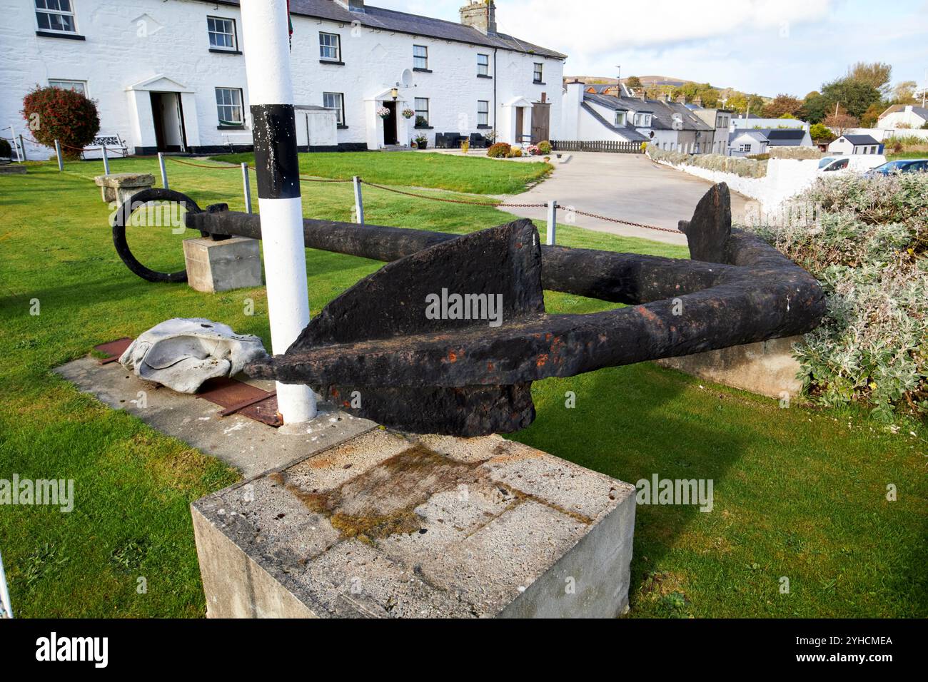 Großer Anker vor dem inishowen Seefahrtsmuseum mit den alten Cottages der Küstenwache im Hintergrund greencastle, County donegal, republik Stockfoto