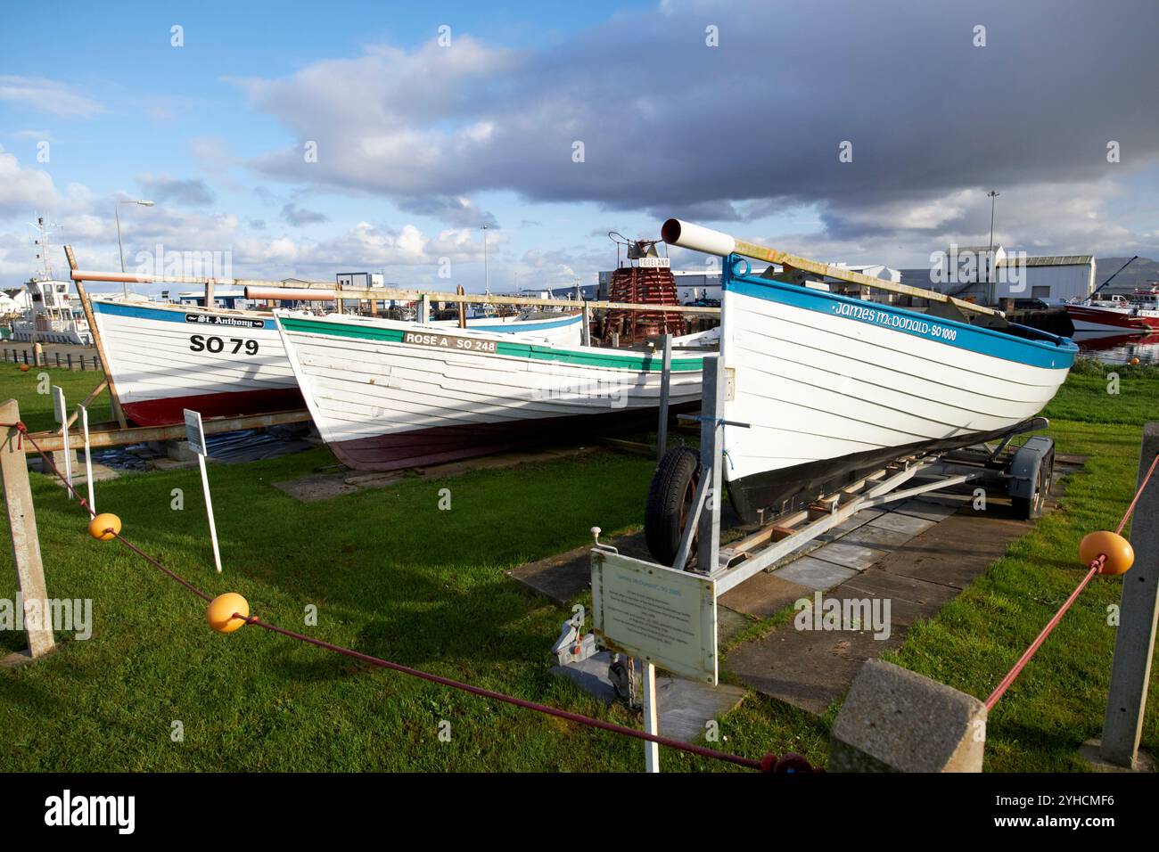 Restaurierte traditionelle alte Holzsegelboote aus Drontheim vor dem inishowen Maritime Museum greencastle, County donegal, republik Irel Stockfoto