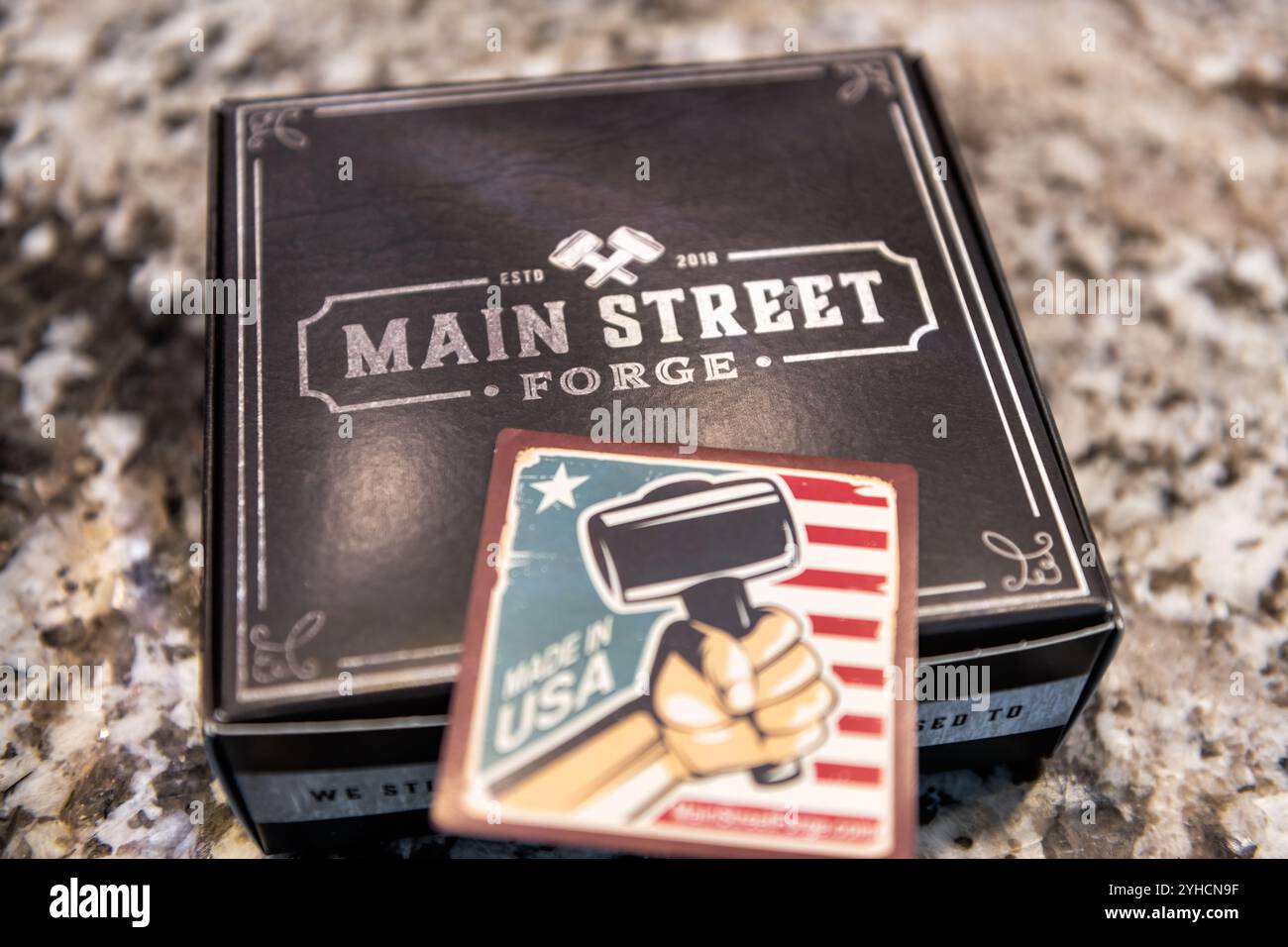 Avon, USA - 13. Januar 2022: Nahaufnahme des verpackten Hauptstraßenschmiedegürtels aus echtem Leder, hergestellt in USA, amerikanisch hergestellt Unboxing Stockfoto