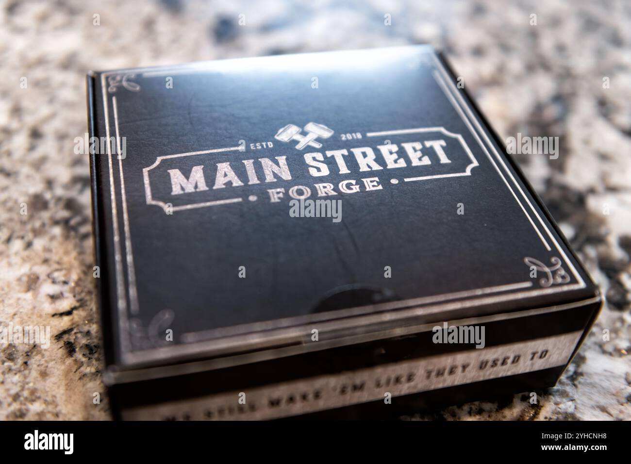 Avon, USA - 13. Januar 2022: Nahaufnahme des verpackten Hauptstraßenschmiedegürtels aus echtem Leder, hergestellt in USA, amerikanisch hergestellt Stockfoto