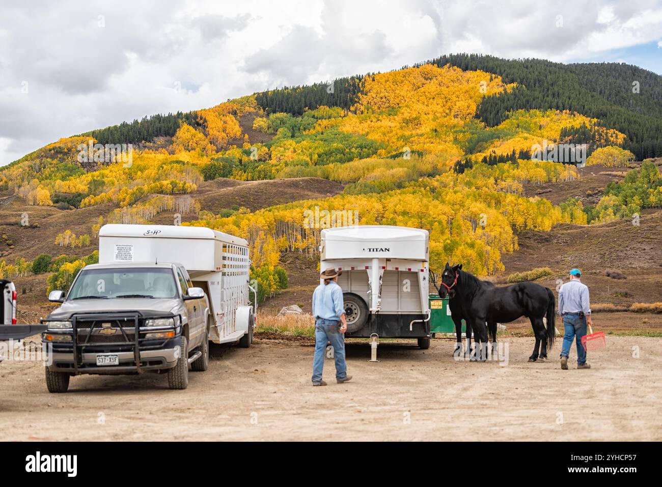 Mount Crested Butte, USA - 29. September 2022: Pferdefarm im Dorf Colorado, bei der Leute zu Fuß unterwegs sind Stockfoto