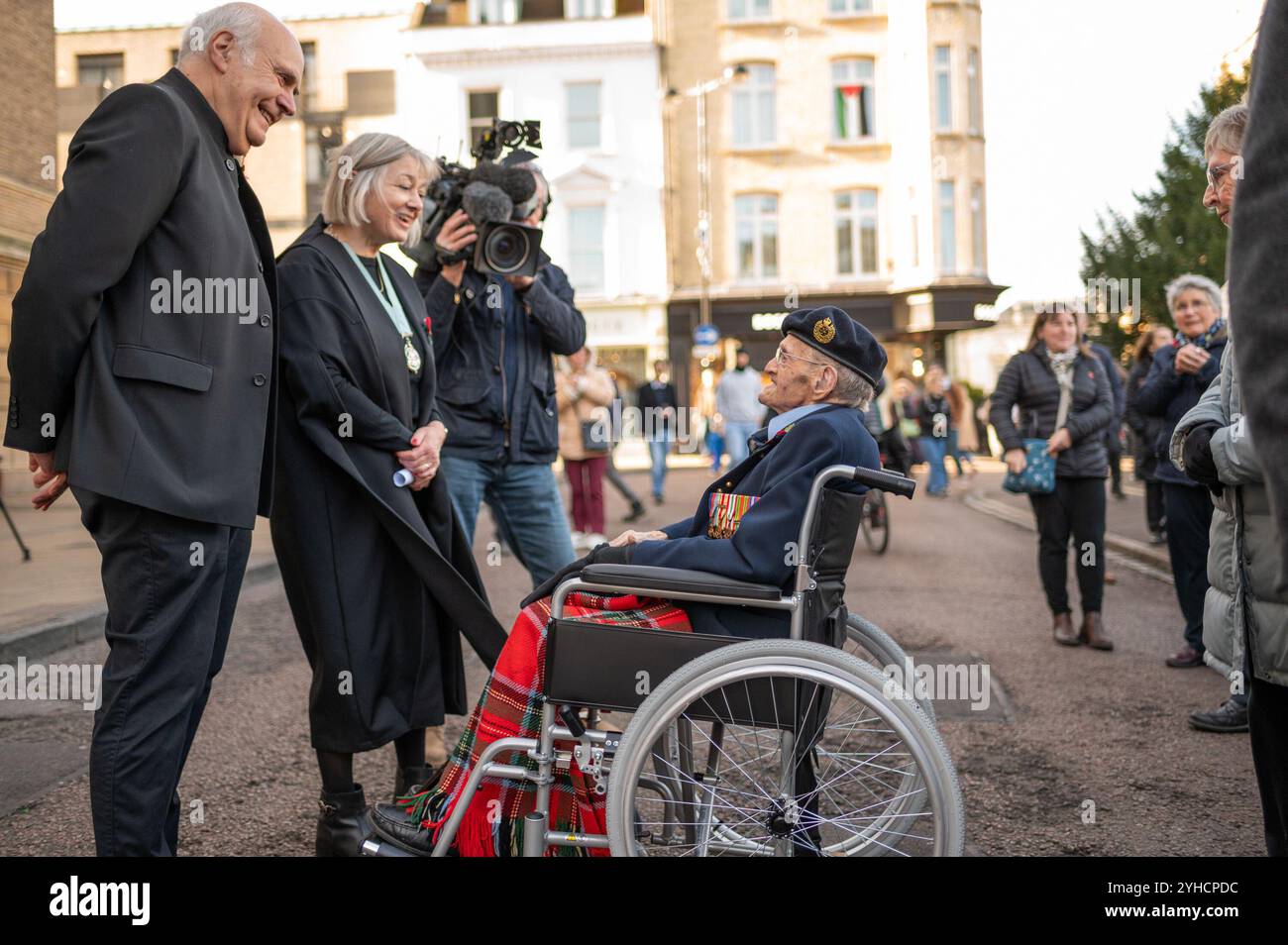 Cambridge, Großbritannien. 11/11/2024. Mitglieder des Cambridge Council sprechen am Ende der Gedenkfeier mit einem Veteranen. Der Waffenstillstand war eine Vereinbarung zur Beendigung der Feindseligkeiten während des Ersten Weltkriegs, die am 11. November 1918 um 11 Uhr in Kraft trat und in Großbritannien mit einer zweiminütigen Schweigeminute um 11 Uhr am 11. Tag des 11. Monats gedenkt wird. Quelle: David Tramontan / Alamy Live News Stockfoto