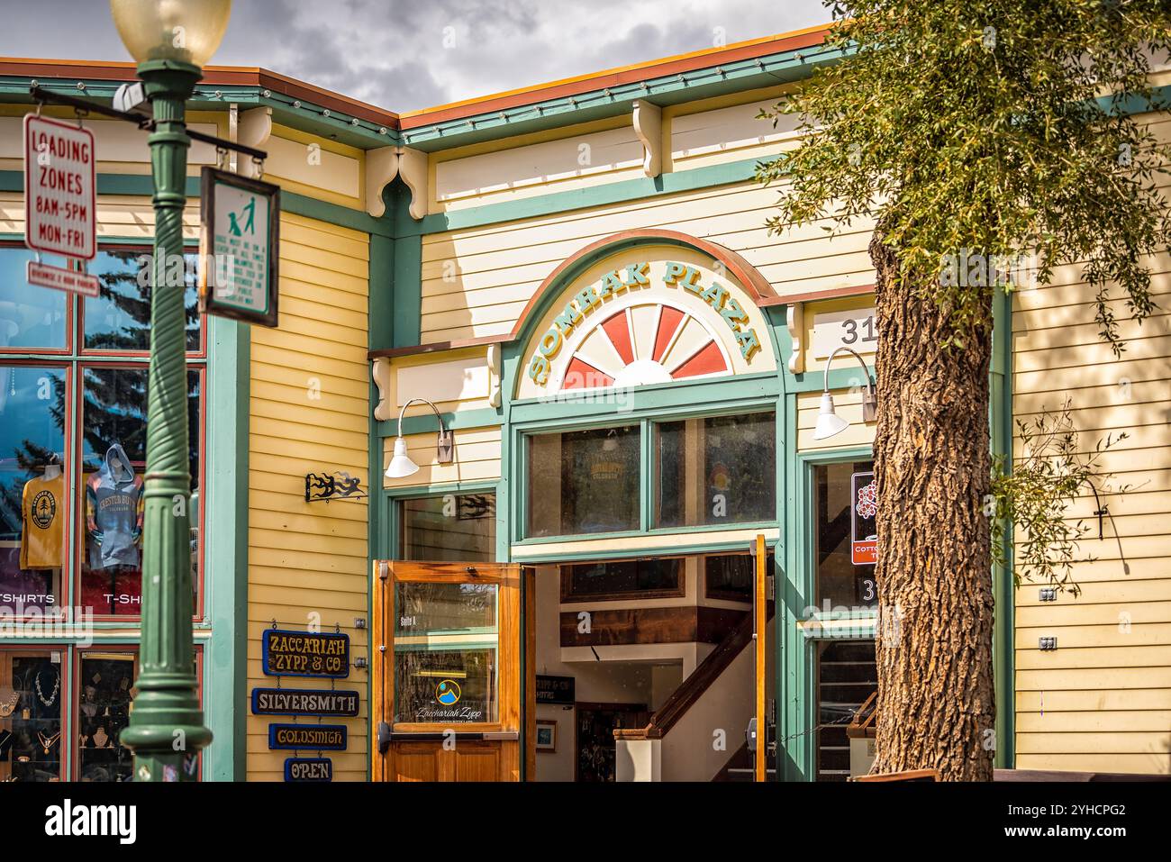 Mount Crested Butte, USA - 29. September 2022: Colorado Village Downtown mit Somrak plaza Shopping Mall Schild am Gebäude Stockfoto