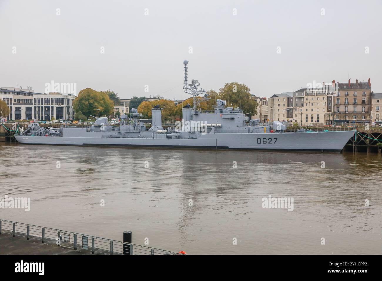 ehemaliges Kriegsschiff der französischen Marine Escorteur d Escadre Maille-Breze am Quai de la Fosse, heute Marinemuseum, gesehen von der Ile de Nantes in der Loire, Nantes, Departement Loire-Atlantique, Region Pays de la Loire, Frankreich *** ehemaliges Kriegsschiff der französischen Marine Stockfoto