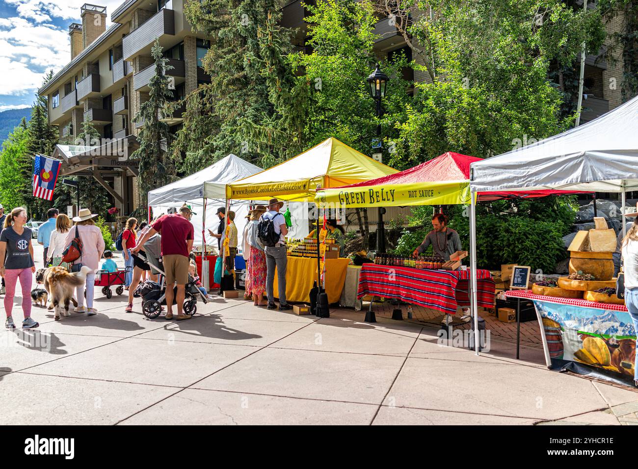 Vail, USA - 3. Juli 2022: Bauernmarkt in Colorado mit Lebensmittelverkäufern und Honigstand Stockfoto