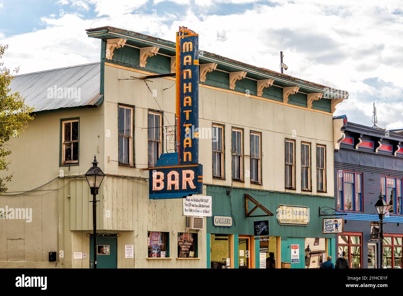 Leadville, USA - 29. September 2022: Hauptstraße der Bergbaustadt Colorado mit Retro-Schild für das Restaurant in manhattan Stockfoto