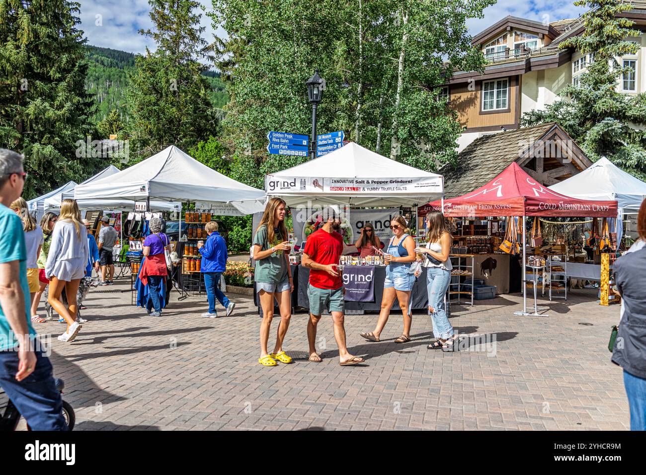 Vail, USA - 3. Juli 2022: Bauernmarkt in Colorado mit Lebensmittelverkäufern, Gewürzen und Gewürzen Stockfoto