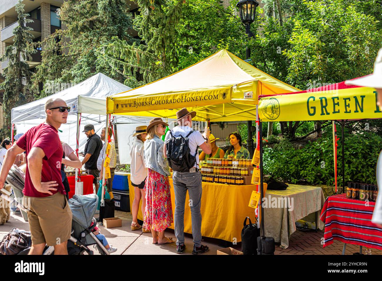 Vail, USA - 3. Juli 2022: Bauernmarkt in Colorado mit Lebensmittelverkäufern und einem lokalen Honigstand Stockfoto