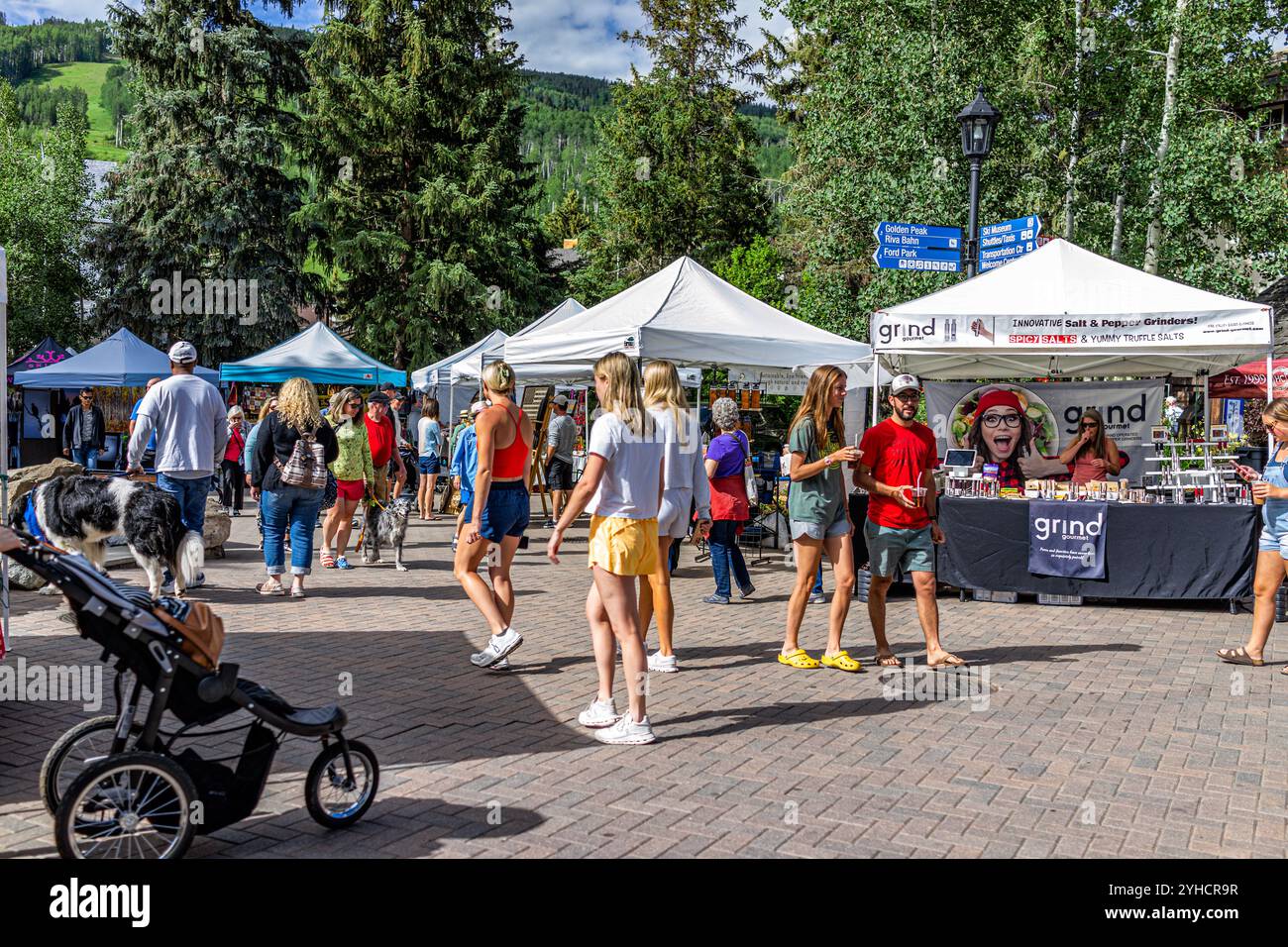 Vail, USA - 3. Juli 2022: Bauernmarkt in Colorado mit Lebensmittelverkäufern, Gewürzen und Gewürzen Stockfoto