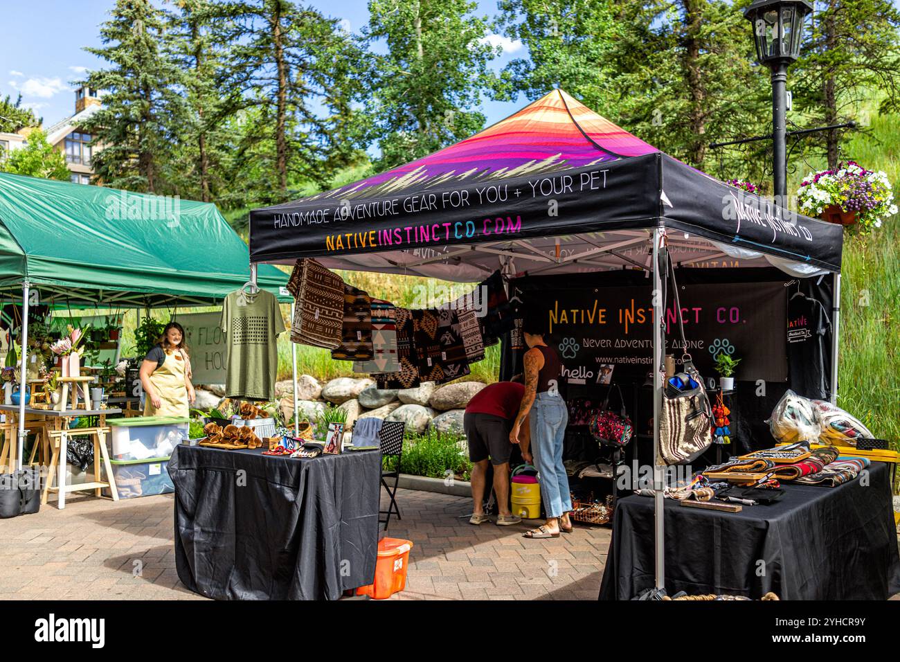 Vail, USA - 3. Juli 2022: Bauernmarkt in Colorado mit Lebensmittelverkäufern, Verkaufsstand für Haustierausrüstung Stockfoto