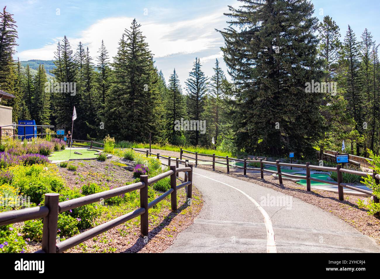 Vail, USA - 11. Juli 2022: Vail Skigebiet Stadt, Colorado mit Fußgängerweg auf der Straße durch Wohngebäude mit Menschen Stockfoto