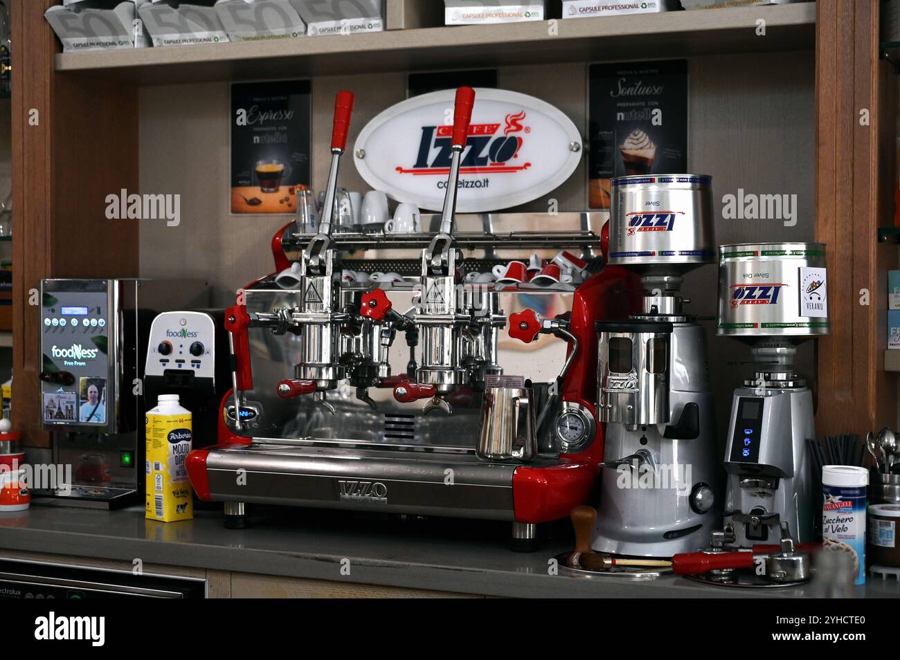 Izzo Kaffeemaschine in einem Café in Orgosolo, Sardinien, Italien Stockfoto