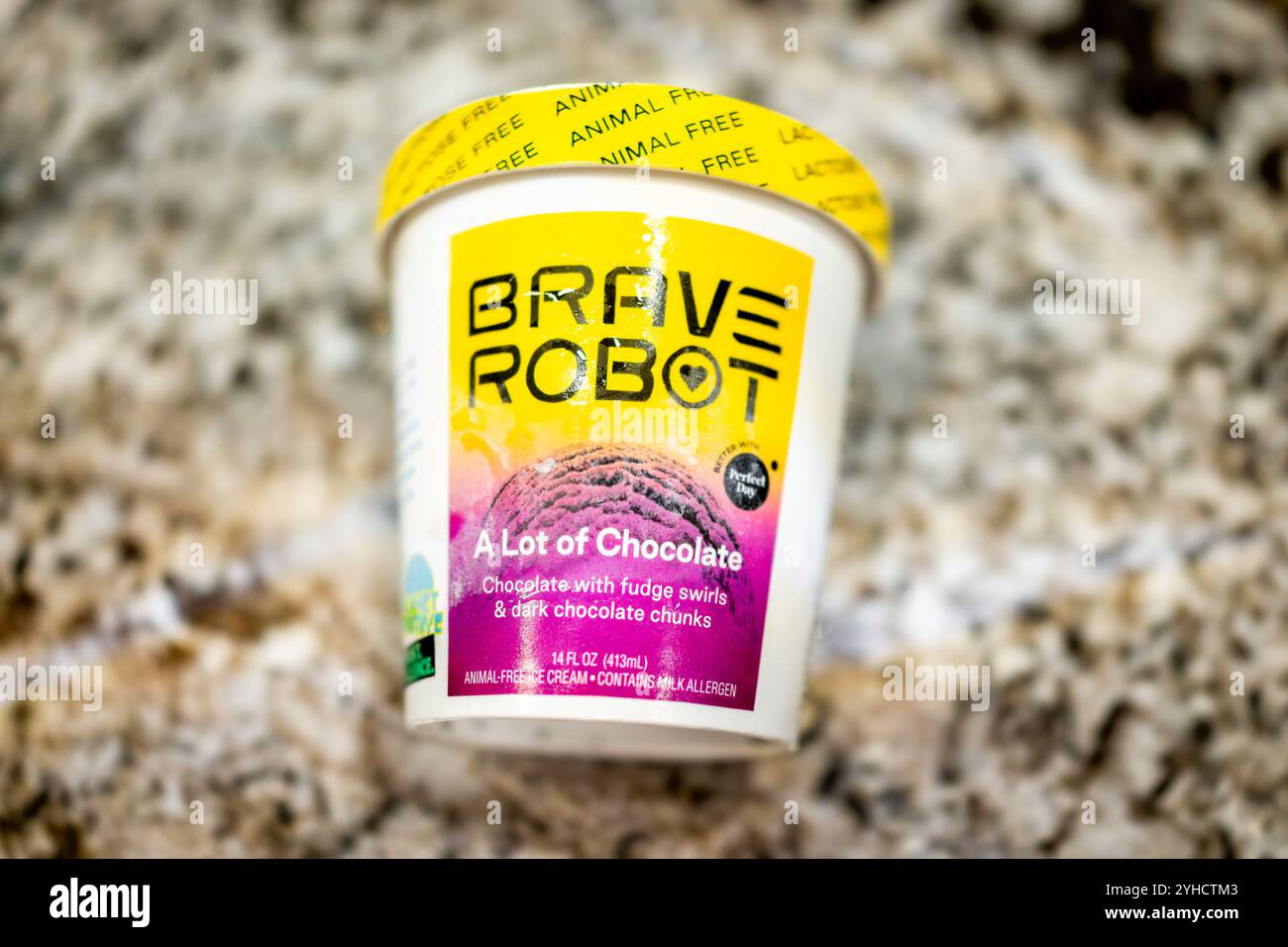 Avon, USA - 1. Juli 2022: Veganes Eis-Dessert-Schild für synthetisiertes Milchprotein aus Schokolade Stockfoto