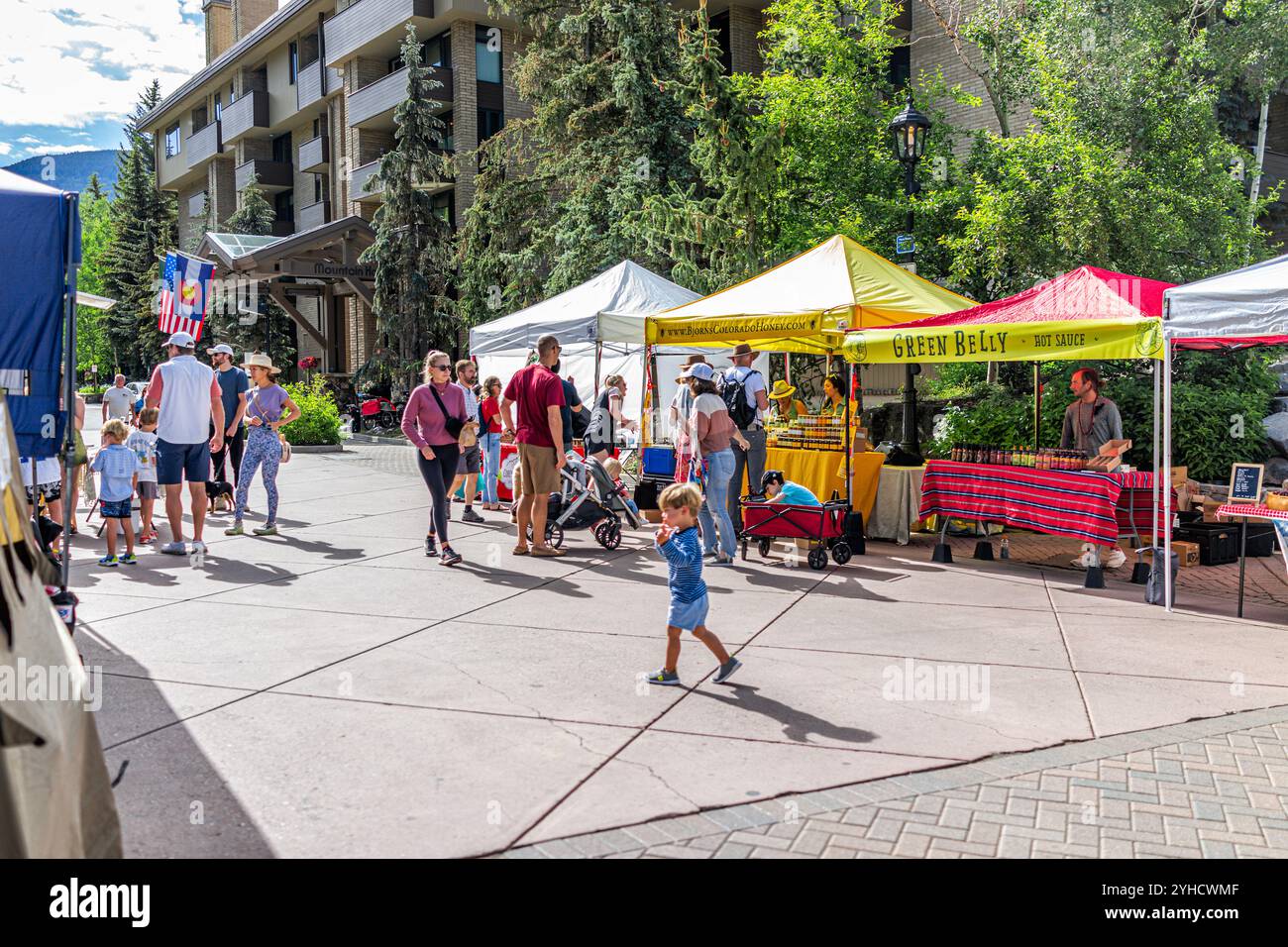 Vail, USA - 3. Juli 2022: Bauernmarkt in Colorado mit Lebensmittelverkäufern Stockfoto