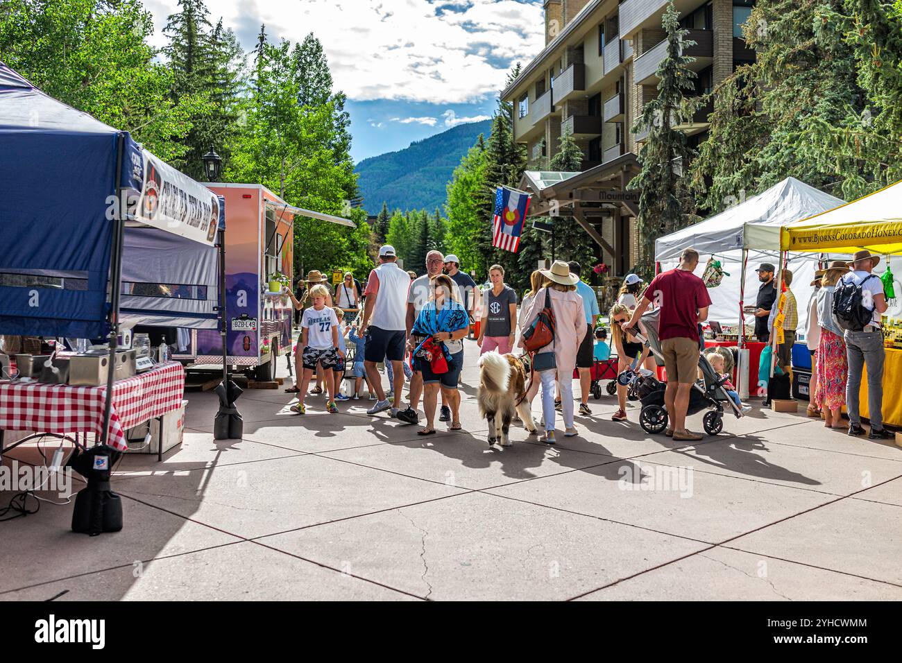 Vail, USA - 3. Juli 2022: Bauernmarkt in Colorado mit Lebensmittelverkäufern und Honig Stockfoto