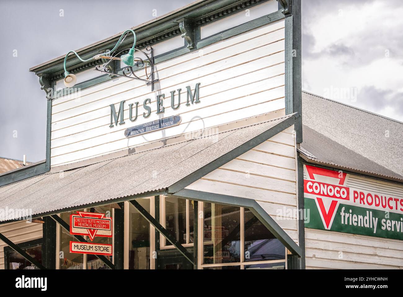 Mount Crested Butte, USA - 29. September 2022: Colorado Village Downtown mit Museumsschild am Gebäude und Tankstelle Conoco Stockfoto