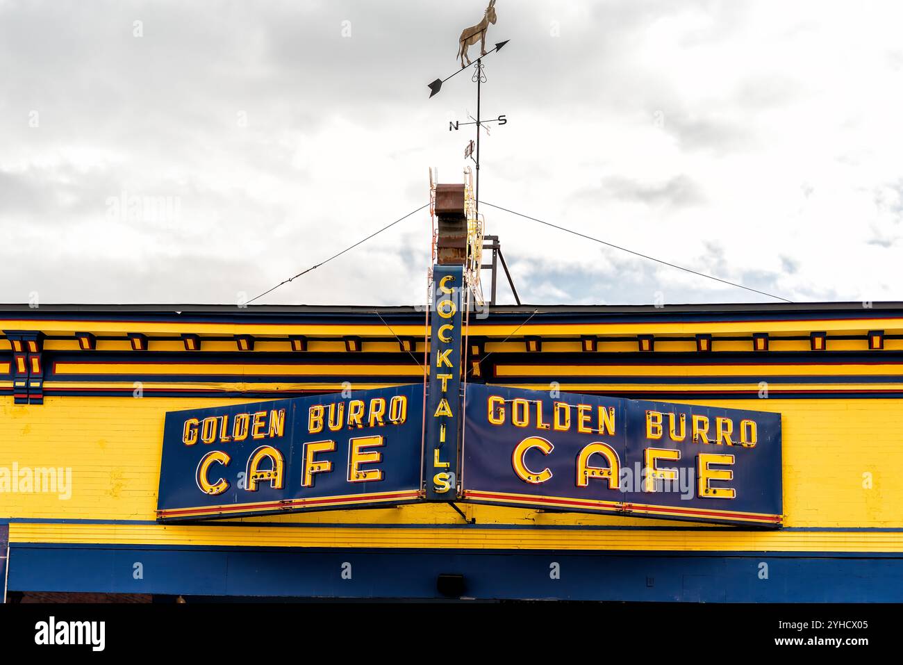 Leadville, USA - 29. September 2022: Hauptstraße der Bergbaustadt Colorado mit goldenem Retro-Restaurant-Schild für Burio-Cafés Stockfoto