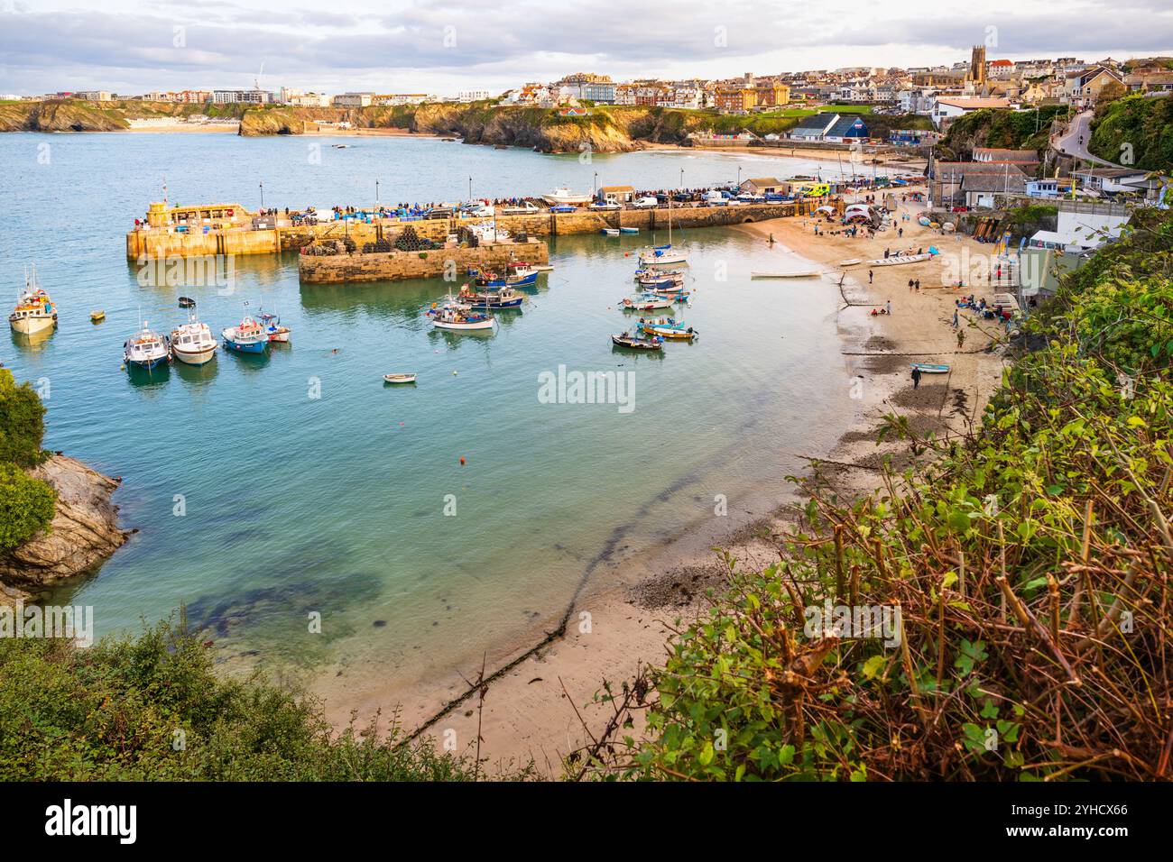 Blick auf den Hafen von Newquay, von North Quay Hill, Newquay, Cornwall, England, Großbritannien. Stockfoto