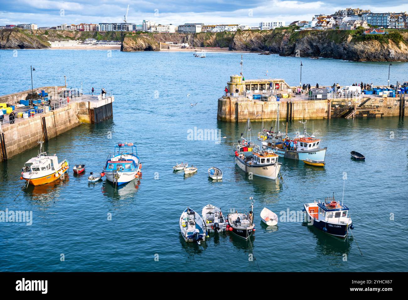 Blick auf den Hafen von Newquay, von North Quay Hill, Newquay, Cornwall, England, Großbritannien. Stockfoto