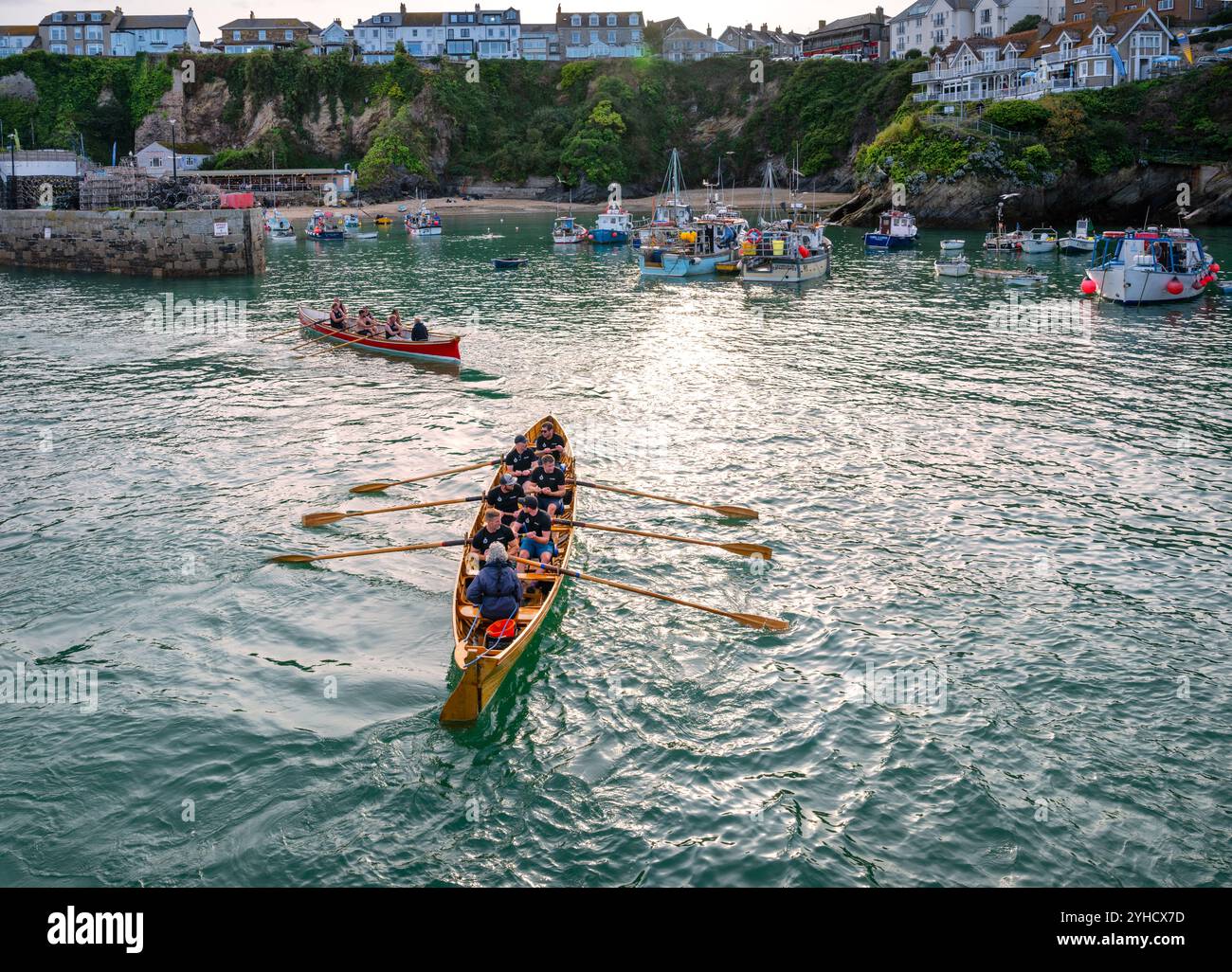 Zwei traditionelle Cornish Pilot-Gigs betreten den Hafen von Newquay nach den Newquay County Championships der Männer. Newquay Cornwall, England, Großbritannien. Stockfoto