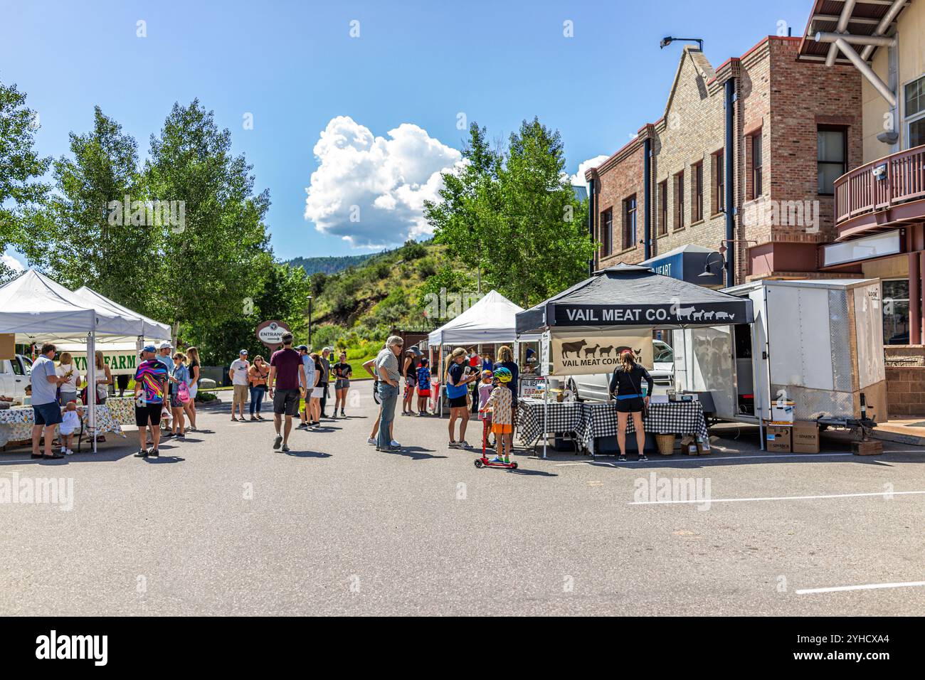 Edwards, USA - 2. Juli 2022: Farmer's Market in Colorado mit Vail Meat Company, People Shopping Stockfoto