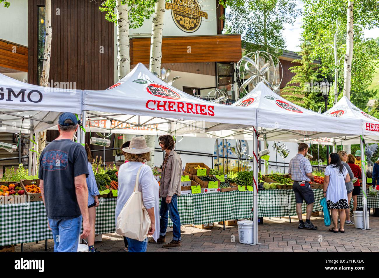Vail, USA – 3. Juli 2022: Bauernmarkt in Colorado mit Lebensmittelverkäufern, die Obst ohne gvo verkaufen, und Gemüse aus der Landwirtschaft verkaufen Stockfoto