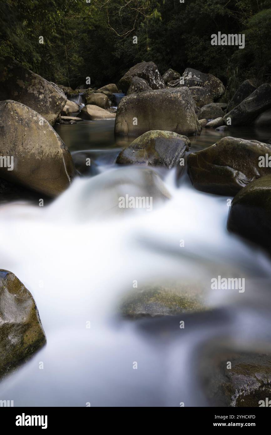 Langsames Verschlussbild des Wassers, das durch die Felsen fließt und in Taiwan einen glatten seidigen Effekt erzeugt Stockfoto