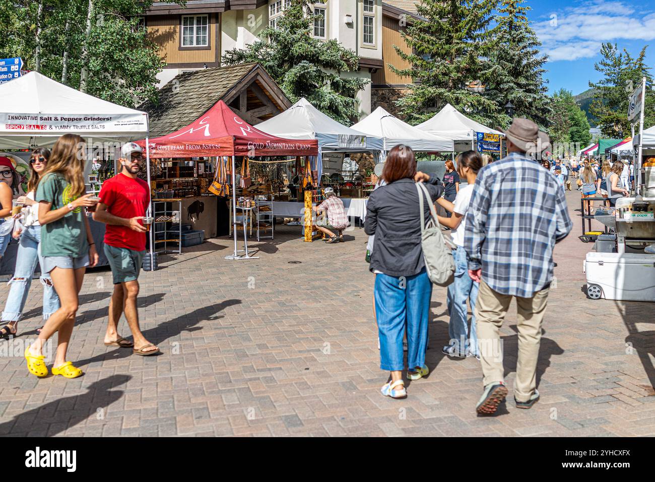 Vail, USA - 3. Juli 2022: Bauernmarkt in Colorado mit Lebensmittelverkäufern und Menschen, die unterwegs sind Stockfoto