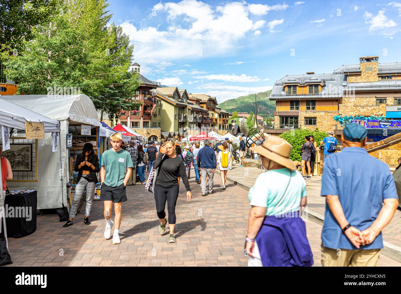 Vail, USA - 3. Juli 2022: Bauernmarkt in Colorado mit Lebensmittelverkäufern, Verkaufsständen und Menschen, die viel spazieren gehen Stockfoto