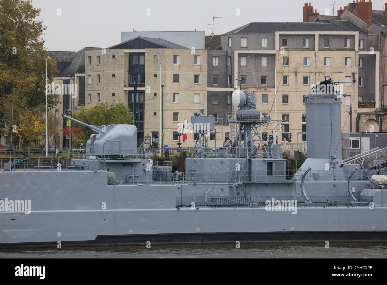 ehemaliges Kriegsschiff der französischen Marine Escorteur d Escadre Maille-Breze am Quai de la Fosse, heute Marinemuseum, gesehen von der Ile de Nantes in der Loire, Nantes, Departement Loire-Atlantique, Region Pays de la Loire, Frankreich *** ehemaliges Kriegsschiff der französischen Marine Stockfoto