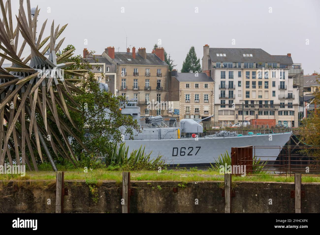ehemaliges Kriegsschiff der französischen Marine Escorteur d Escadre Maille-Breze am Quai de la Fosse, heute Marinemuseum, gesehen von der Ile de Nantes in der Loire, Nantes, Departement Loire-Atlantique, Region Pays de la Loire, Frankreich *** ehemaliges Kriegsschiff der französischen Marine Stockfoto