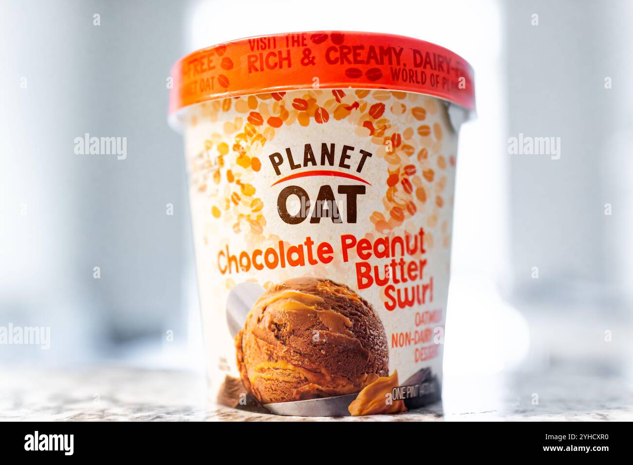 Avon, USA - 11. Juli 2022: Schilderetikett für veganes Eisdessert mit Schokoladen-Erdnussbutter-Swirl von Planet Hafermilch auf Pflanzenbasis Stockfoto