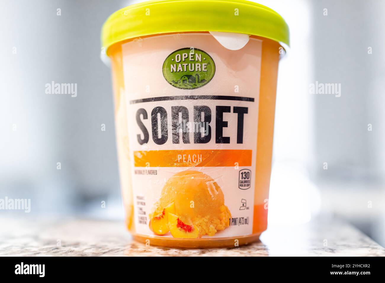 Avon, USA - 11. Juli 2022: Schilderetikett für veganes Eisdessert mit Pfirsichsorbetgeschmack von Open Nature safeway auf Pflanzenbasis Stockfoto