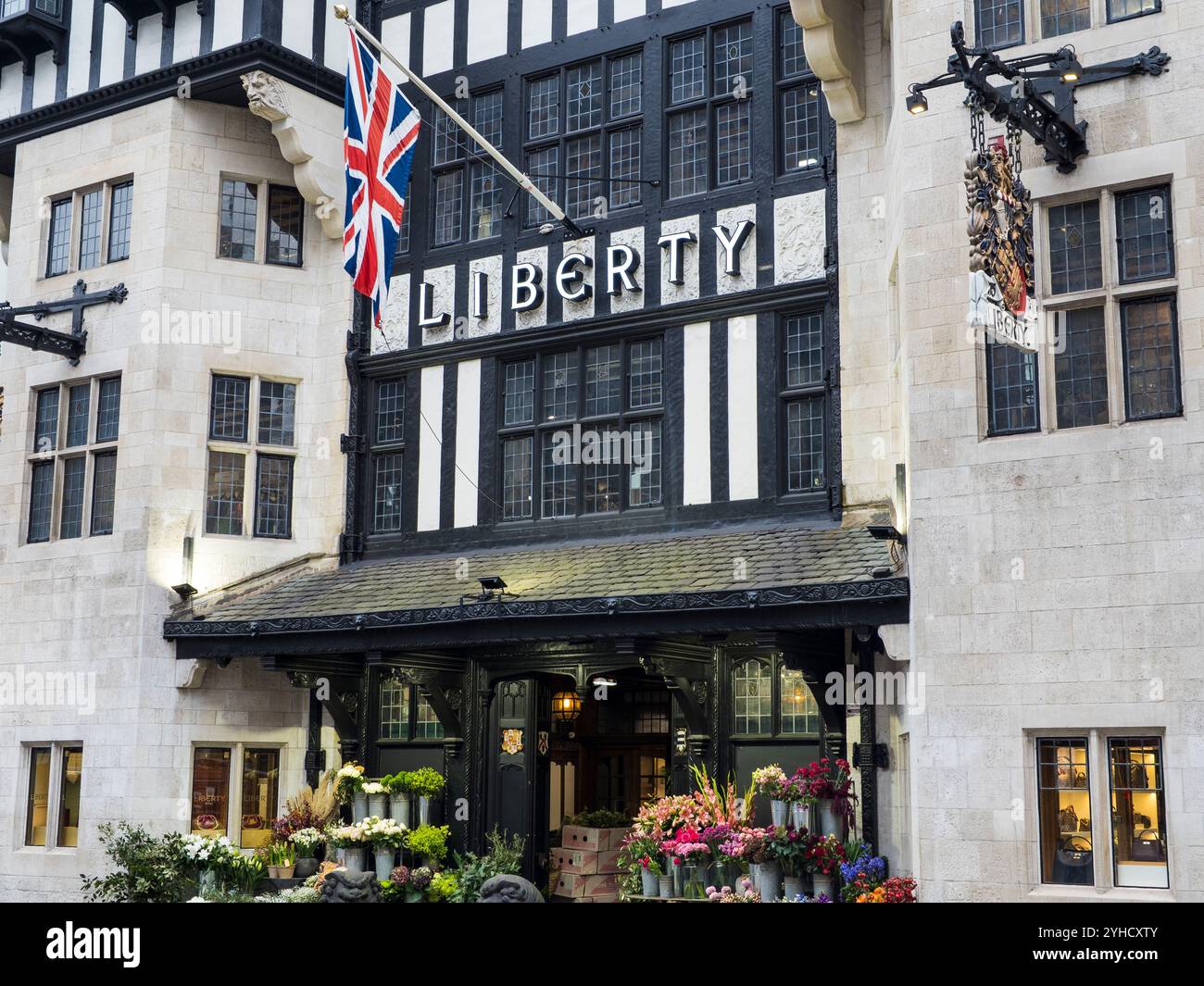 Kaufhaus Liberty, mit Blumen draußen, Soho, London, England, GROSSBRITANNIEN, GB. Stockfoto