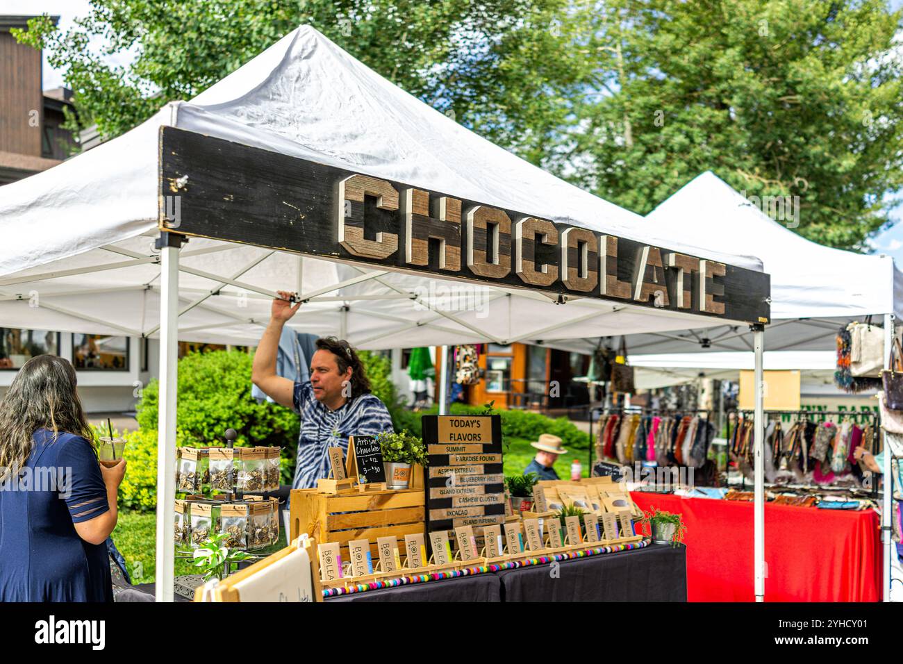 Vail, USA - 3. Juli 2022: Bauernmarkt in Colorado mit Lebensmittelverkäufern, Verkaufsstand für Schokoladenzeichen Stockfoto