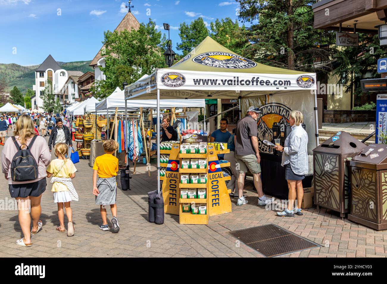 Vail, USA - 3. Juli 2022: Bauernmarkt in Colorado mit Lebensmittelverkäufern, Verkaufsstand für Kaffeeschild Stockfoto