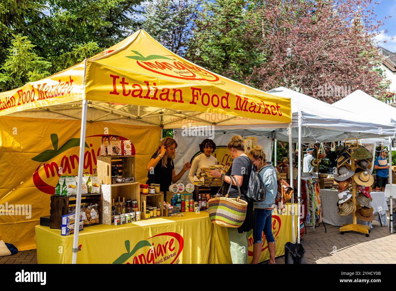 Vail, USA - 3. Juli 2022: Italienischer Lebensmittelmarkt in Colorado, Verkaufsschild Stockfoto