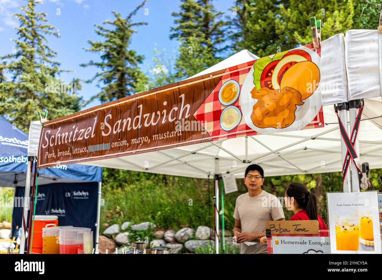 Vail, USA - 3. Juli 2022: Bauernmarkt in Colorado mit Lebensmittelverkäufern, die Schnitzel-Sandwiches kaufen Stockfoto