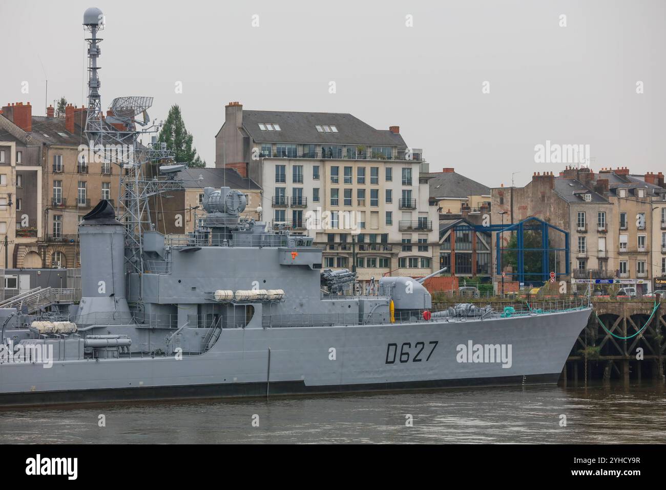 ehemaliges Kriegsschiff der französischen Marine Escorteur d Escadre Maille-Breze am Quai de la Fosse, heute Marinemuseum, gesehen von der Ile de Nantes in der Loire, Nantes, Departement Loire-Atlantique, Region Pays de la Loire, Frankreich *** ehemaliges Kriegsschiff der französischen Marine Stockfoto