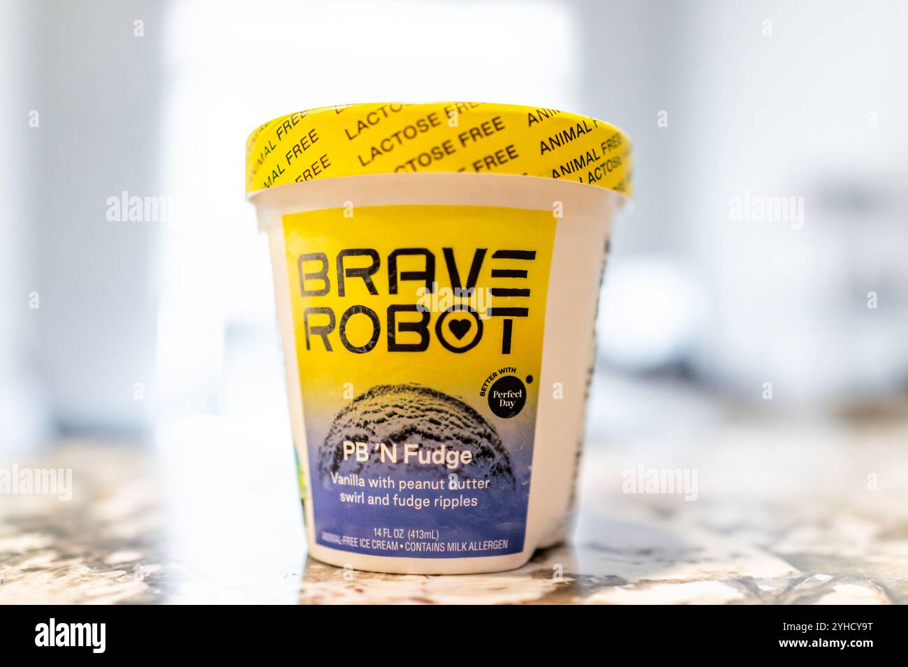 Avon, USA - 29. Juni 2022: Closeup des veganen Eisdessertzeichens für synthetisiertes Milchprotein aus Erdnussbutter und Fudge Stockfoto