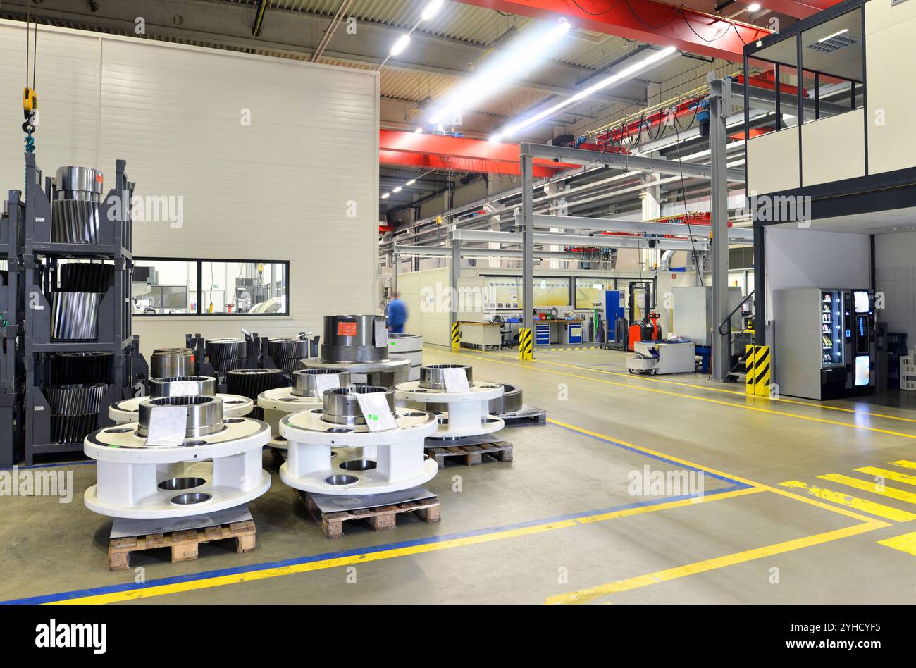 Herstellung von Getrieben für Windturbinen in einem modernen Industriewerk - Innenansicht der Produktionsanlage und Lagerung mit Maschinen Stockfoto