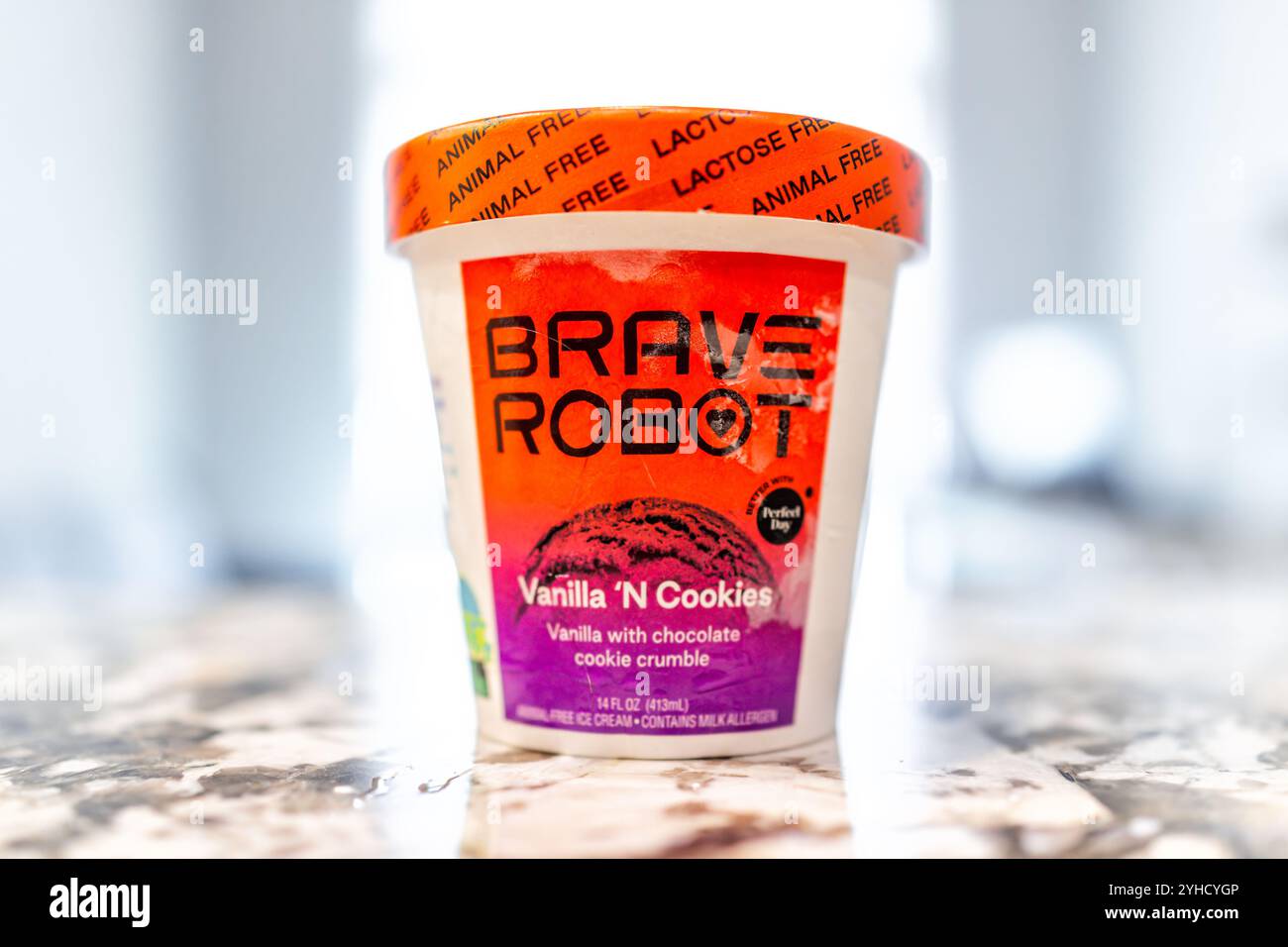 Avon, USA - 29. Juni 2022: Closeup des veganen Eisdessert-Etiketts für synthetisiertes Milchprotein aus Vanille und Cookies Stockfoto