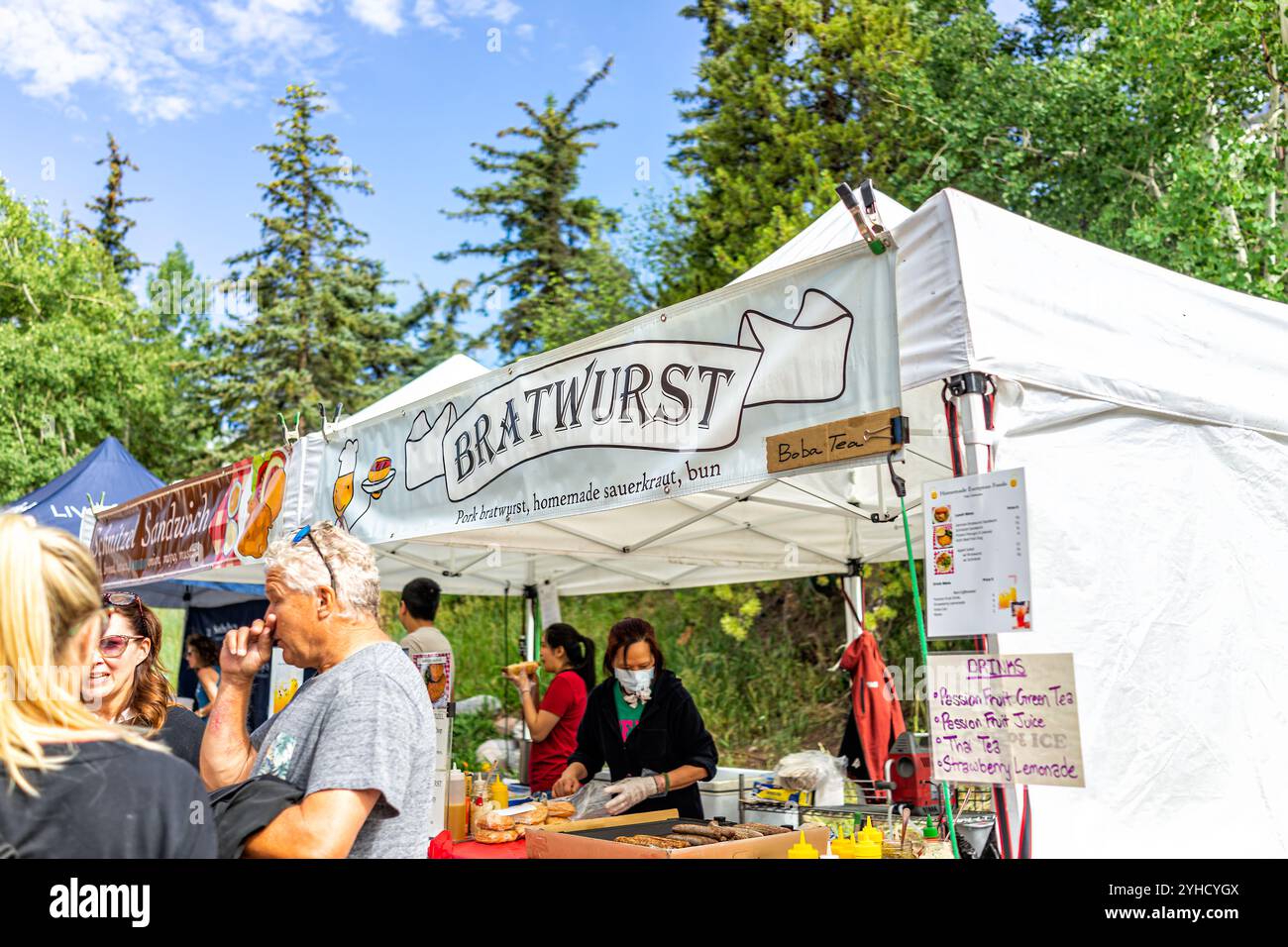 Vail, USA - 3. Juli 2022: Bauernmarkt in Colorado mit Lebensmittelverkäufern, die Bratwurst kaufen Stockfoto
