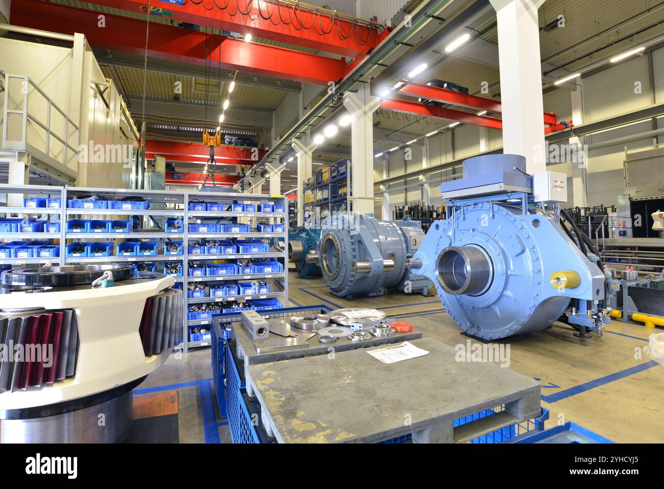 Herstellung von Getrieben für Windturbinen in einem modernen Industriewerk - Innenansicht der Produktionsanlage und Lagerung mit Maschinen Stockfoto