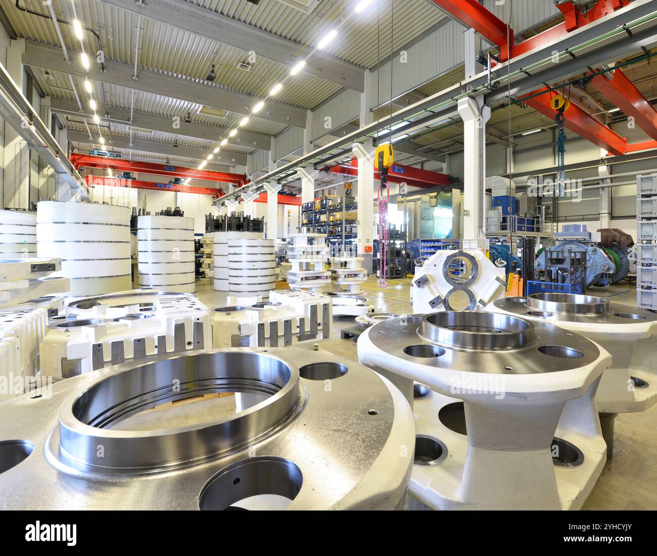 Herstellung von Getrieben für Windturbinen in einem modernen Industriewerk - Innenansicht der Produktionsanlage und Lagerung mit Maschinen Stockfoto