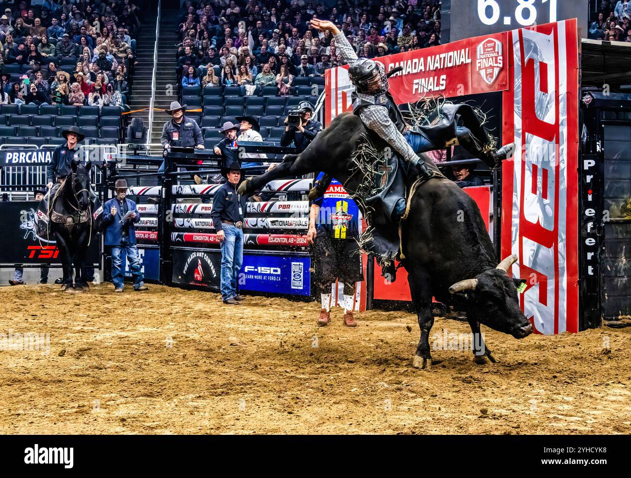 Boston Leather an Bord von „Lil Hooch“ erzielt 84,5 in der dritten Runde der Professional Bull Riding Canadian National Championships in Edmonton am Rogers Place. Nick Tetz wird nur der fünfte mehrfache Gewinner des PBR Canada National Championships Titels und mit diesem Sieg beendete er sein spektakuläres Jahr, indem er in den letzten zwei Tagen insgesamt $153.375auf Rogers Platz in Edmonton gewann und 2024 zum PBR Canada Bull Rider of the Year wurde. (Foto: Ron Palmer / SOPA Images/SIPA USA) Stockfoto