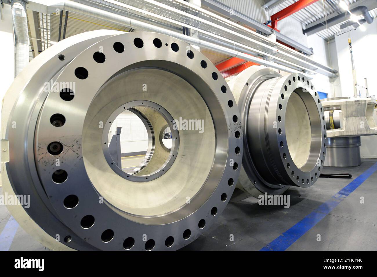 Herstellung von Getrieben für Windturbinen in einem modernen Industriewerk - Innenansicht der Produktionsanlage und Lagerung mit Maschinen Stockfoto