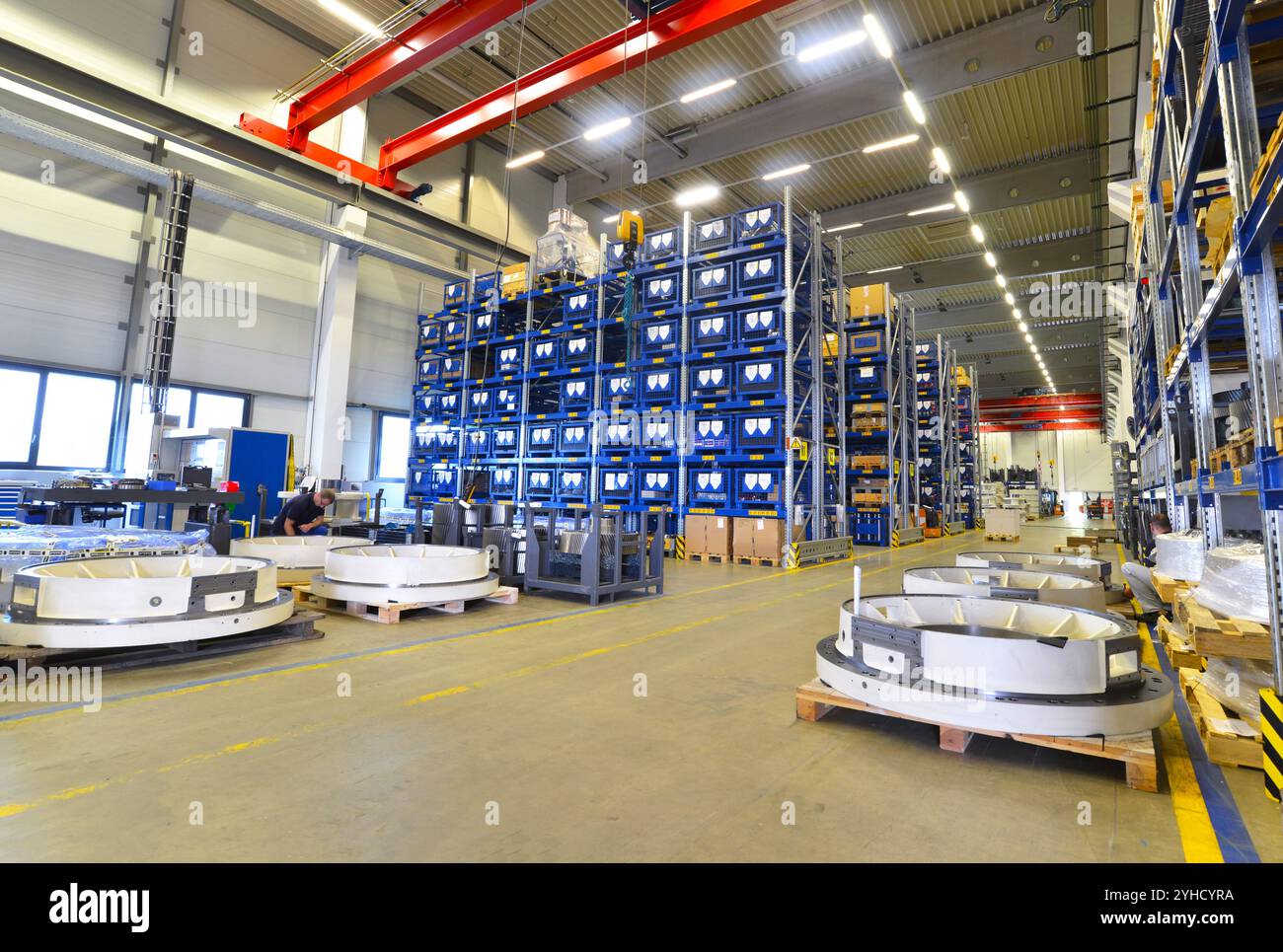 Herstellung von Getrieben für Windturbinen in einem modernen Industriewerk - Innenansicht der Produktionsanlage und Lagerung mit Maschinen Stockfoto