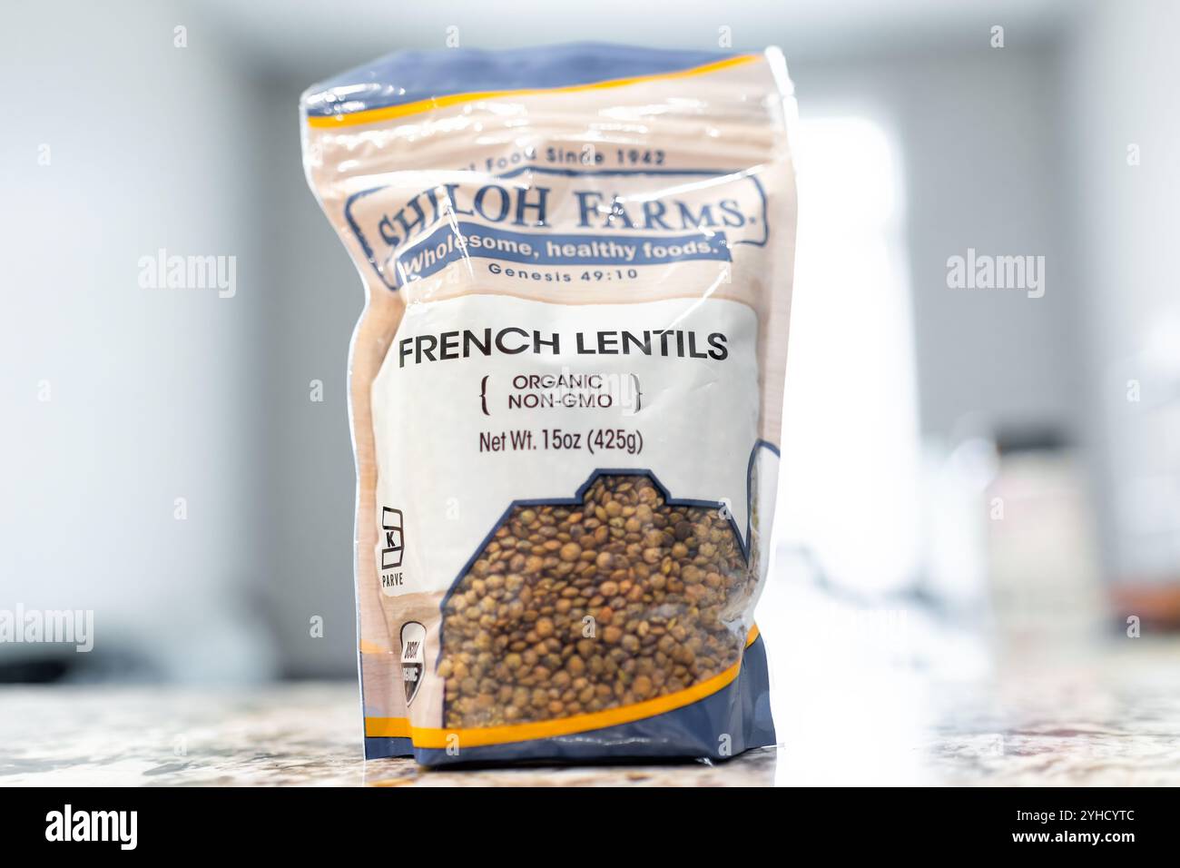 Avon, USA - 16. Juli 2022: Französische Linsen organische ganze Rohtüte Makronaht von Plastikverpackungen von Shiloh Farms Stockfoto