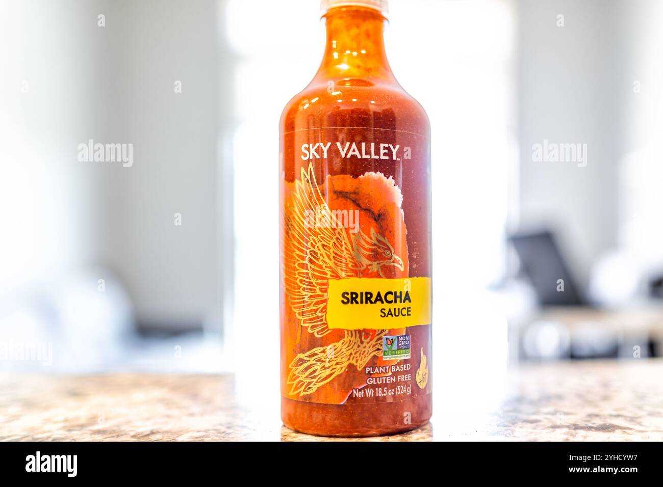 Avon, USA - 27. Juni 2022: Sriracha-Sauce heiße thailändische Chilischoten Würzmittel in Plastikflasche auf dem Tisch Stockfoto